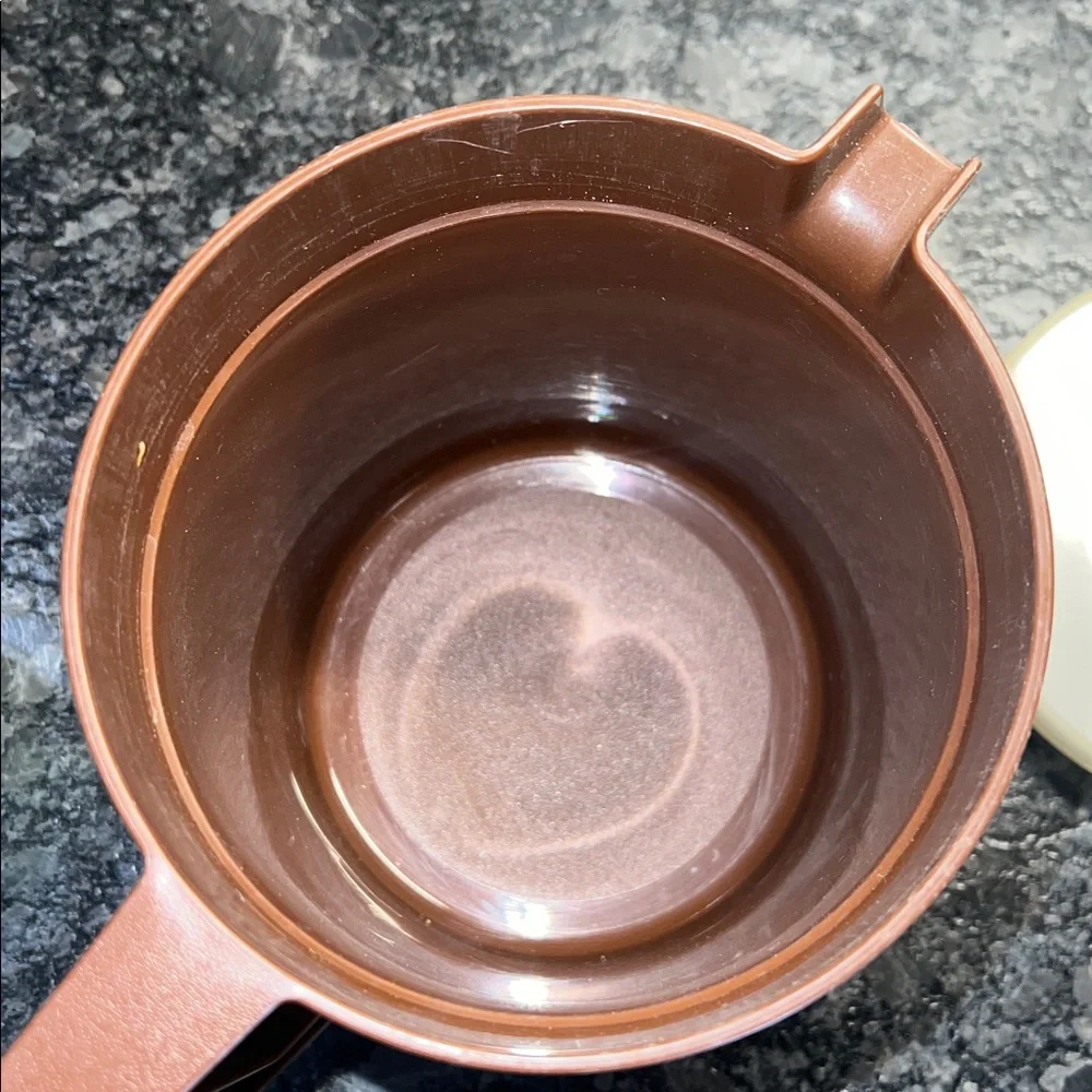 Brown vintage Tupperware 1.5qt drink pitcher Great condition Some signs of wear